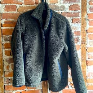Uniqlo light fleece jacket, size mens small, dark green and navy blue